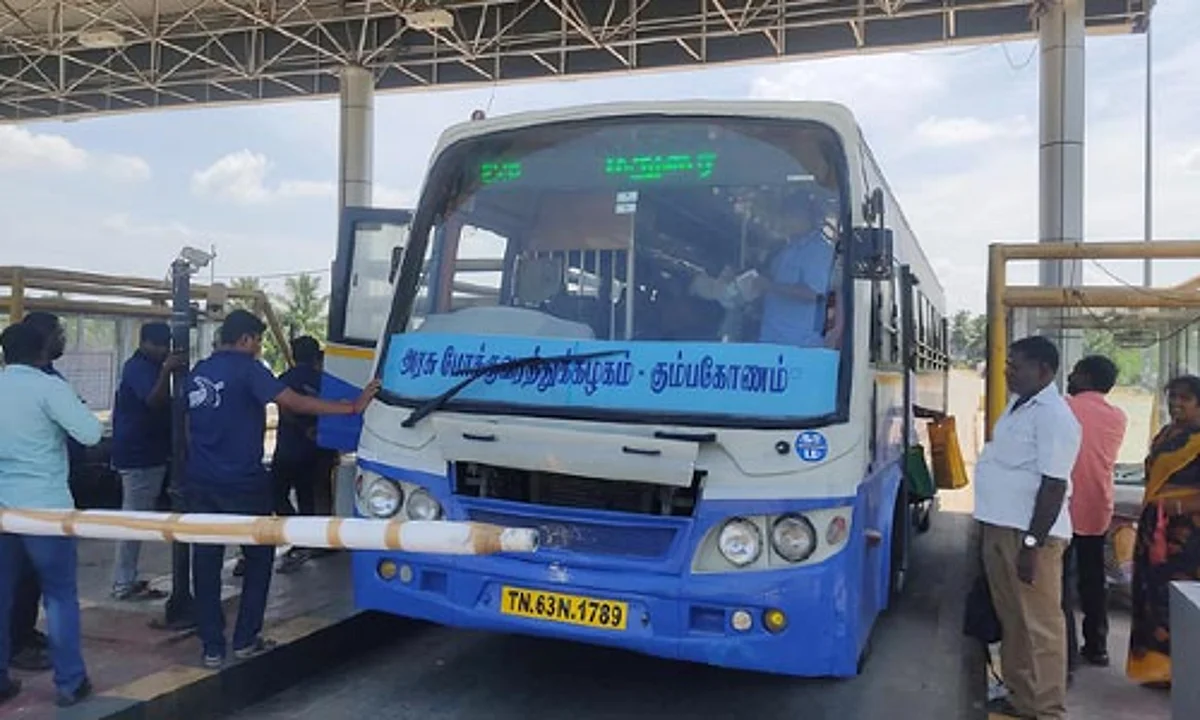 சுங்கச்சாவடியில் தடுத்து நிறுத்தப்பட்ட அரசுப் பேருந்து: என்ன காரணம் தெரியுமா?