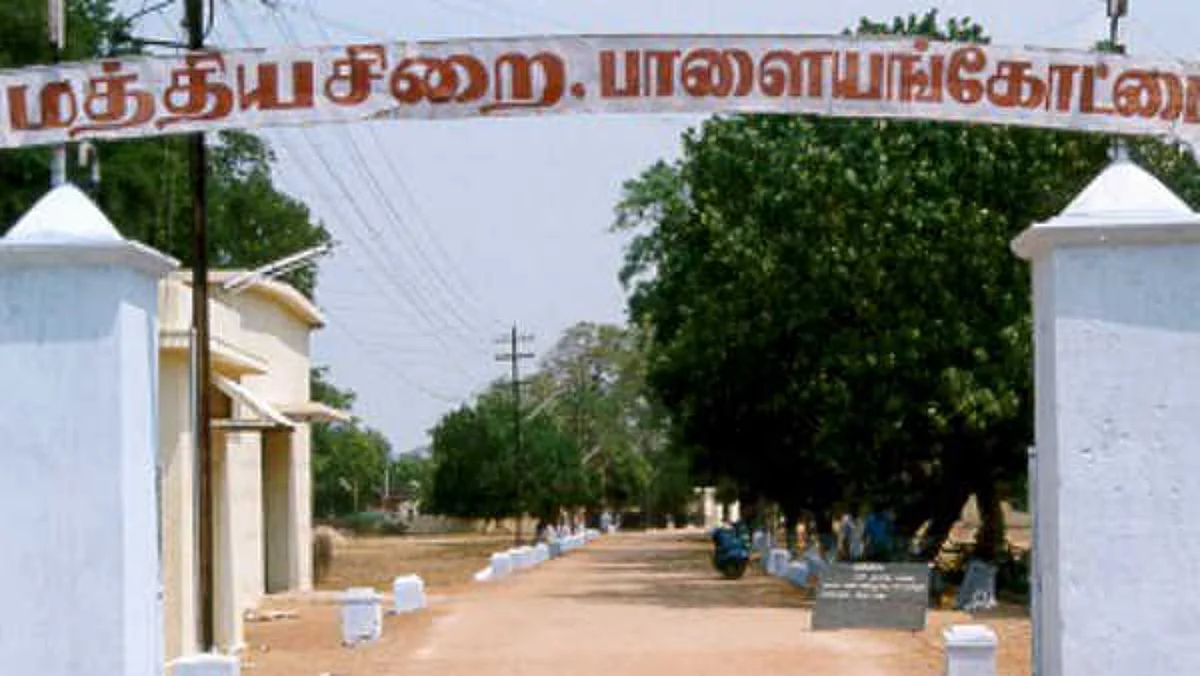 பாளையங்கோட்டை சிறையில் கைதிகளிடம் திடீர் சோதனை: பின்னணி என்ன?