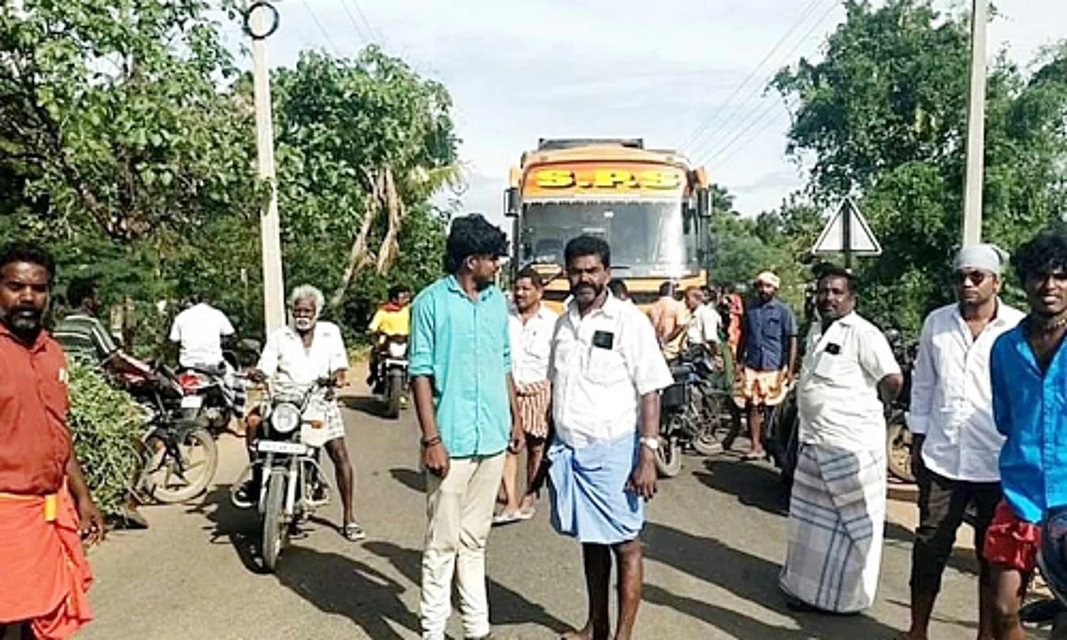 3 வயது குழந்தைக்கு டிக்கெட் எடுக்கச் சொன்ன நடத்துநர்: ஆம்னி பேருந்தை சிறைபிடித்த மக்கள்