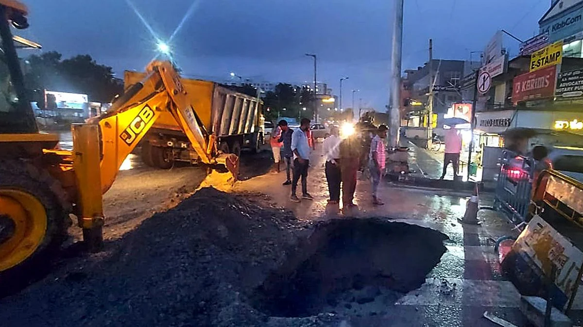 திறக்கப்பட்ட 4 மாதத்திலேயே பள்ளம் விழுந்த சாலை: பெங்களூரு மக்கள் அதிர்ச்சி - பாஜகவை குற்றம் சாட்டும் காங்கிரஸ்