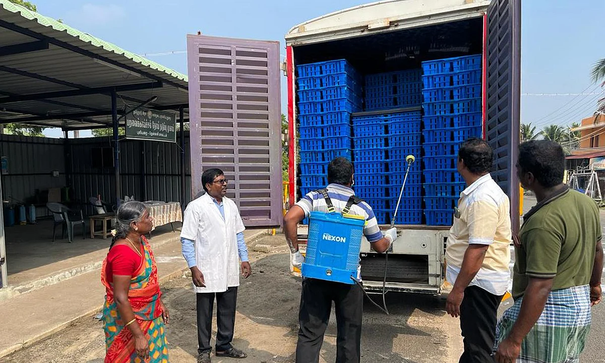 எல்லையில் கிருமி நாசினி தெளித்த பின்பே அனுமதிக்கப்படுகின்றனர்