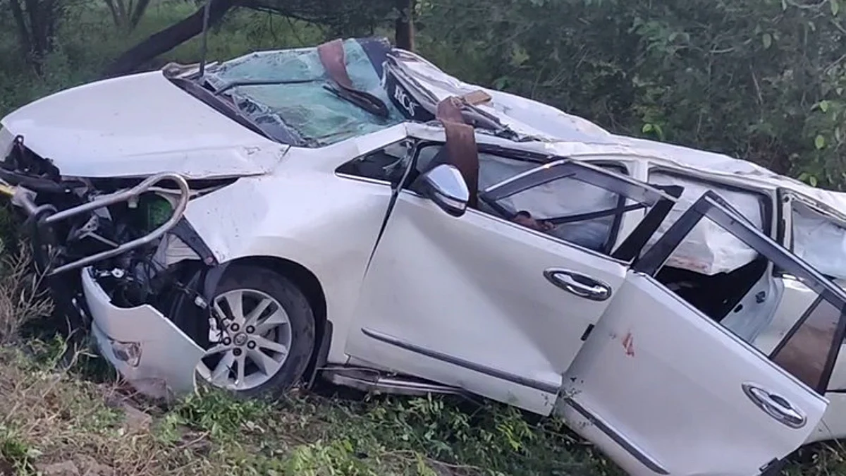 தறிகெட்டு ஓடி தலைக்குப்புற விழுந்த கார்; சம்பவ இடத்திலேயே உயிரிழந்த அண்ணன், தம்பி!