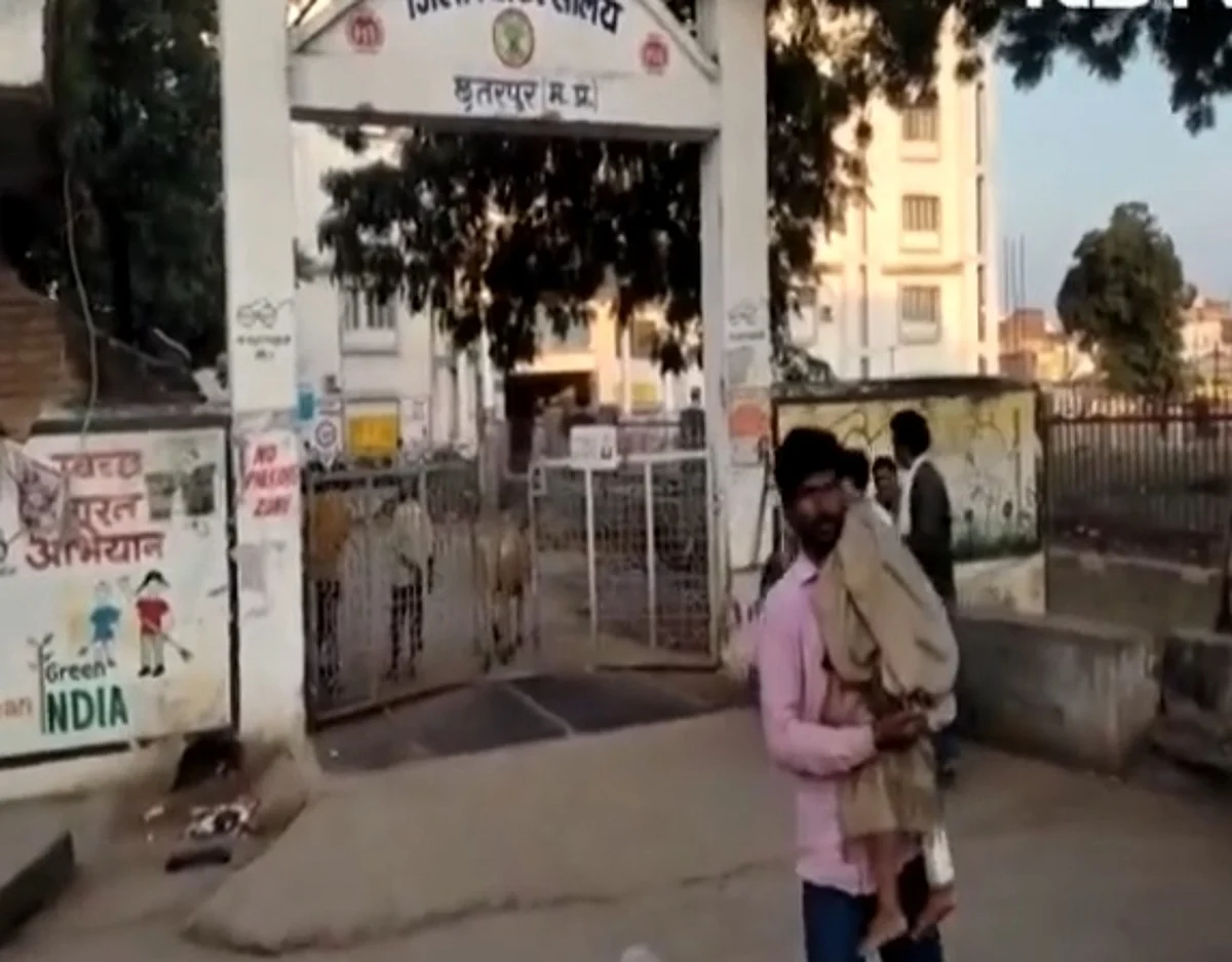 ஆம்புலன்ஸ் தர மறுத்த மருத்துவமனை; மருமகளின் உடலை தோளில் சுமந்து சென்ற தாய்மாமன்: கண்கலங்க வைத்த சோகம்