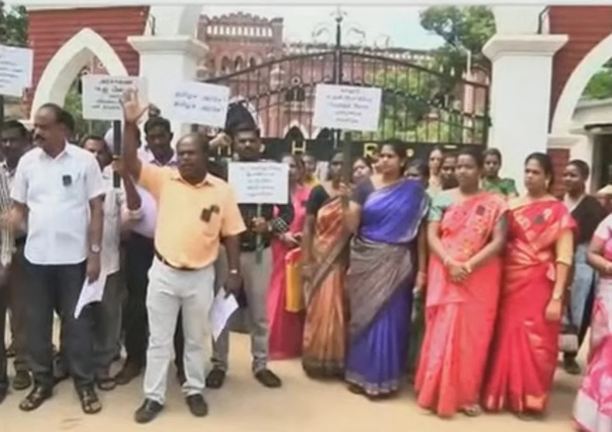 போராடி வரும் அரசு கல்லூரி கௌரவ விரிவுரையாளர்கள் பணி நீக்கம் செய்யப்பட்டார்களா?- தமிழக அரசு விளக்கம்