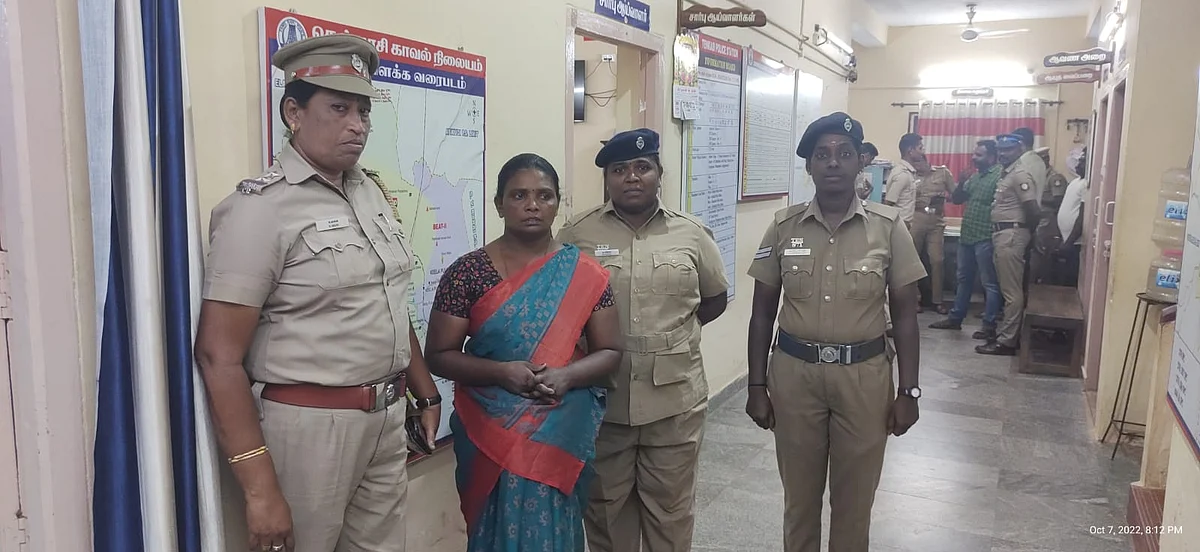 வாட்ஸ் அப் ஸ்டேட்டஸால் 3 ஆண்டுக்குப் பின் சிக்கிய பெண்: 4 லட்சம் மதிப்புள்ள நகைகள் மீட்பு