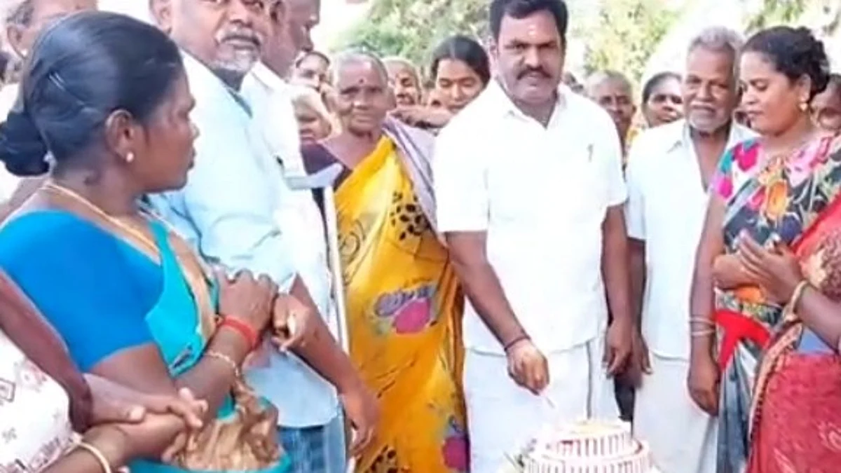 குறைகளைக் கேட்க வந்தவருக்கு காத்திருந்தது பிறந்தநாள் கேக்: ஊராட்சி தலைவரை நெகிழ வைத்த கிராமமக்கள்