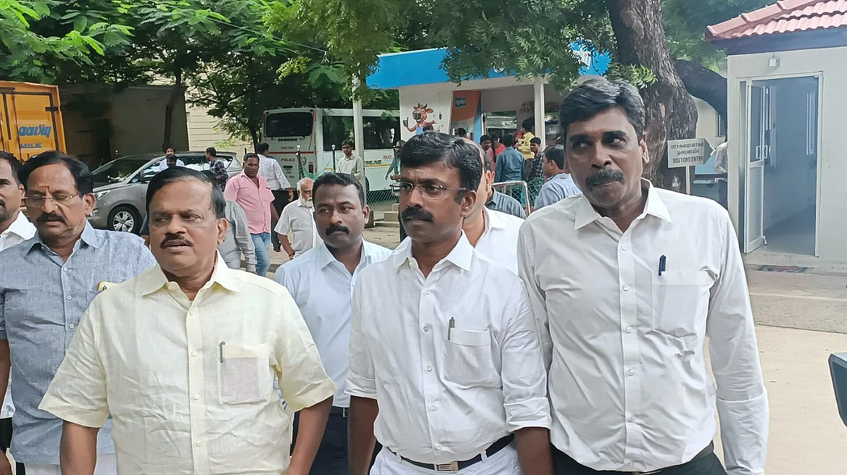 சபாநாயகரின் செயலை கண்டித்து அதிமுக உண்ணாவிரதம் அறிவிப்பு: அனுமதி கேட்டு காவல்துறையிடம் மனு