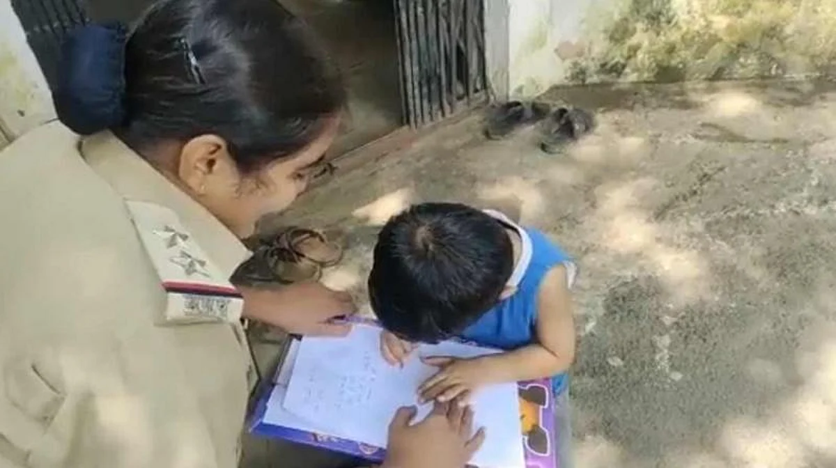 எங்க அம்மாவை ஜெயிலில் போடுங்க: புகார் அளித்த 3 வயது சிறுவனால் பதறிய பெண் எஸ்ஐ