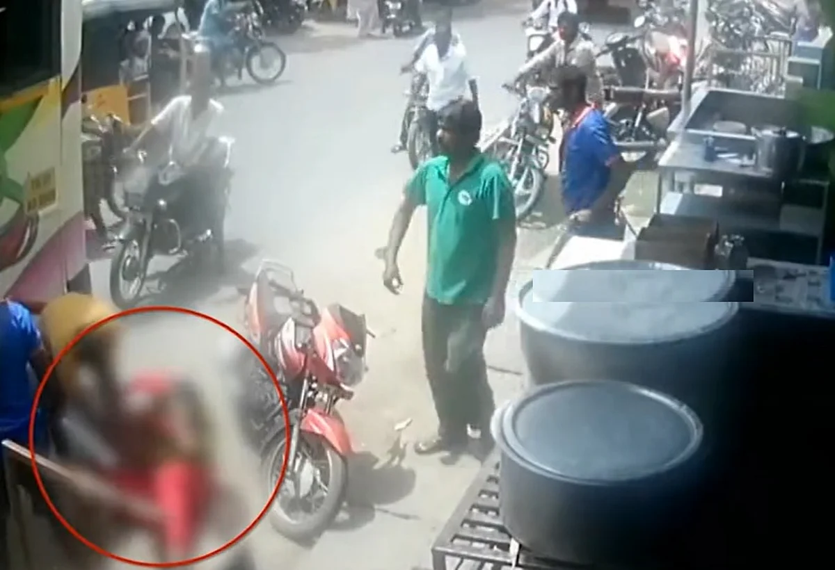 திடீரென பிரேக் அடித்த டிரைவர்; பேருந்திலிருந்து குழந்தையுடன் கீழே விழுந்த பெண்: பதை பதைக்க வைக்கும் சிசிடிவி காட்சி