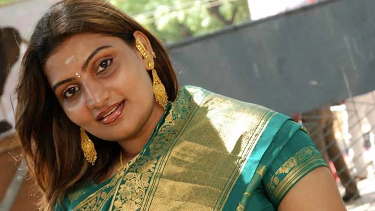 போதையில் காவல் நிலையத்தில் ரகளை: பிரபல கவர்ச்சி நடிகையின் தம்பி மீது பாய்ந்தது வழக்கு!