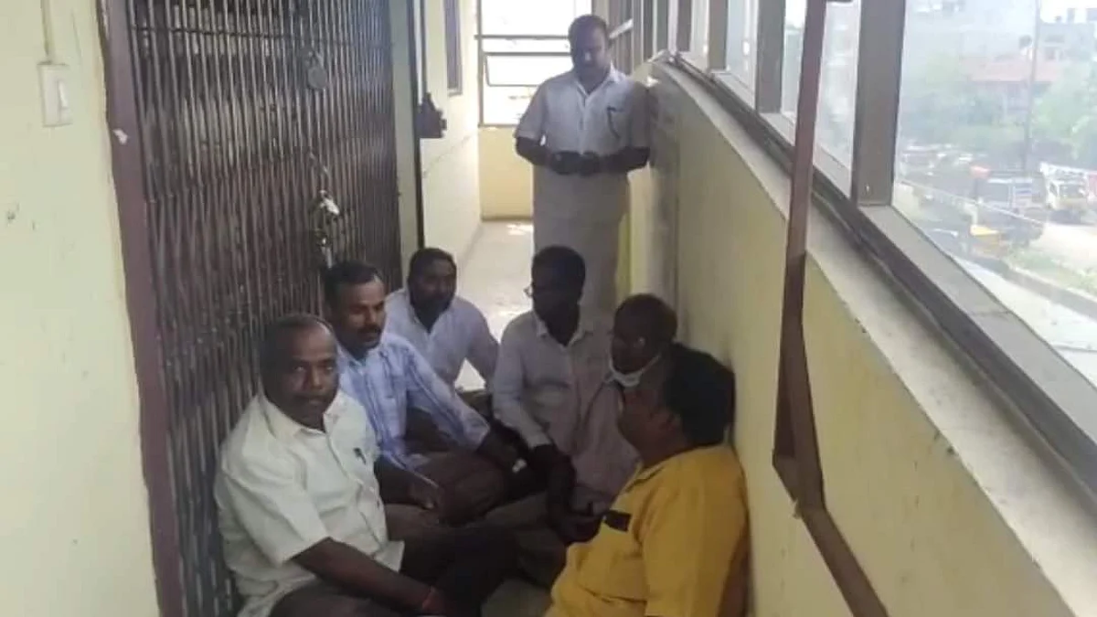 பூட்டு போட்டு விட்டு காத்திருக்கும் போராட்டக்காரர்கள்