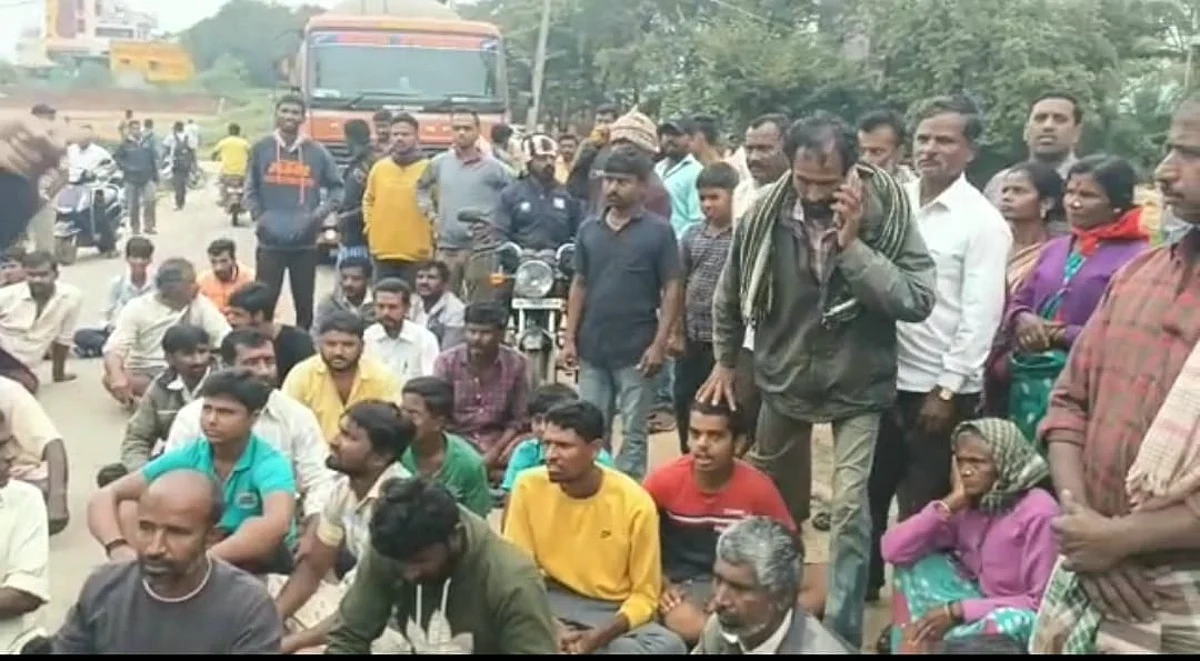 கள்ளச்சாராயம் குடிக்கச் சென்றவர் கொலை: காவல் துறையைக் கண்டித்து உறவினர்கள் மறியல்