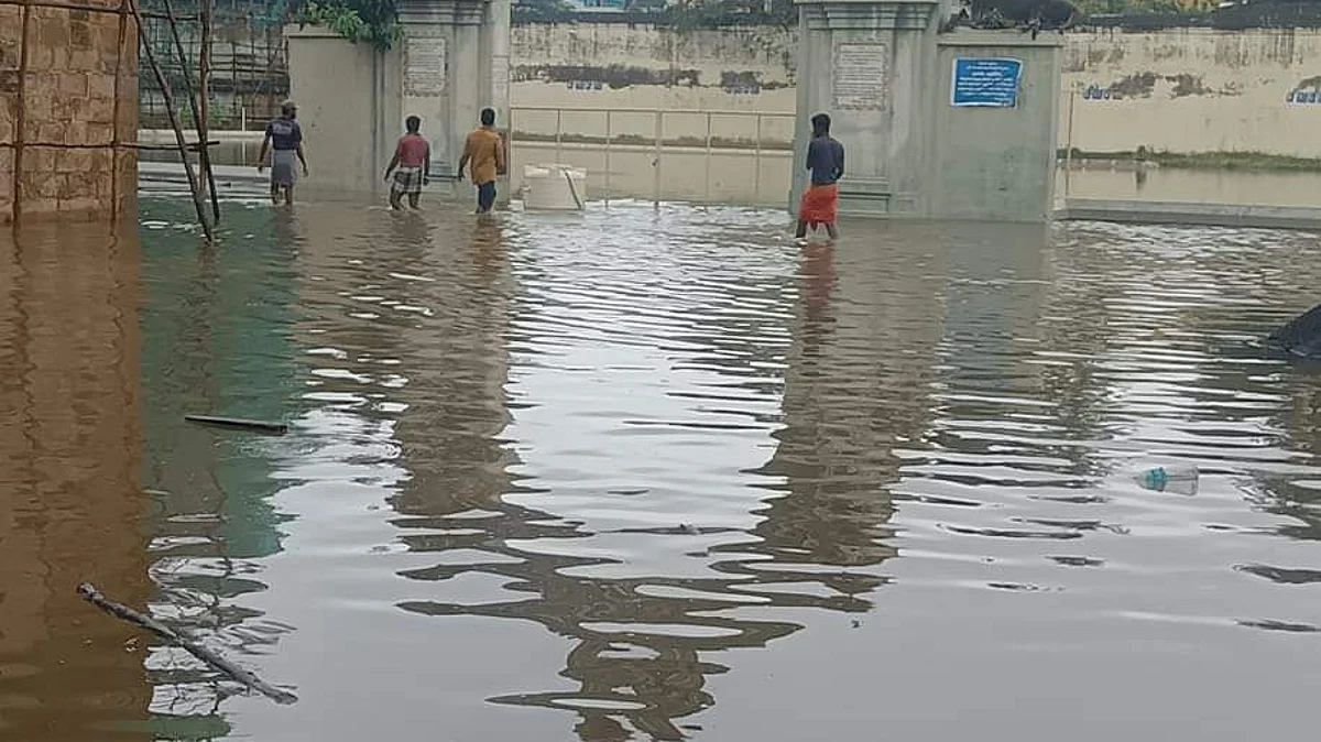 சீர்காழி சட்டை நாதர் கோயில் திருக்குளம் நிரம்பி கோயில் வளாகம் முழுவதும் தண்ணீர்.