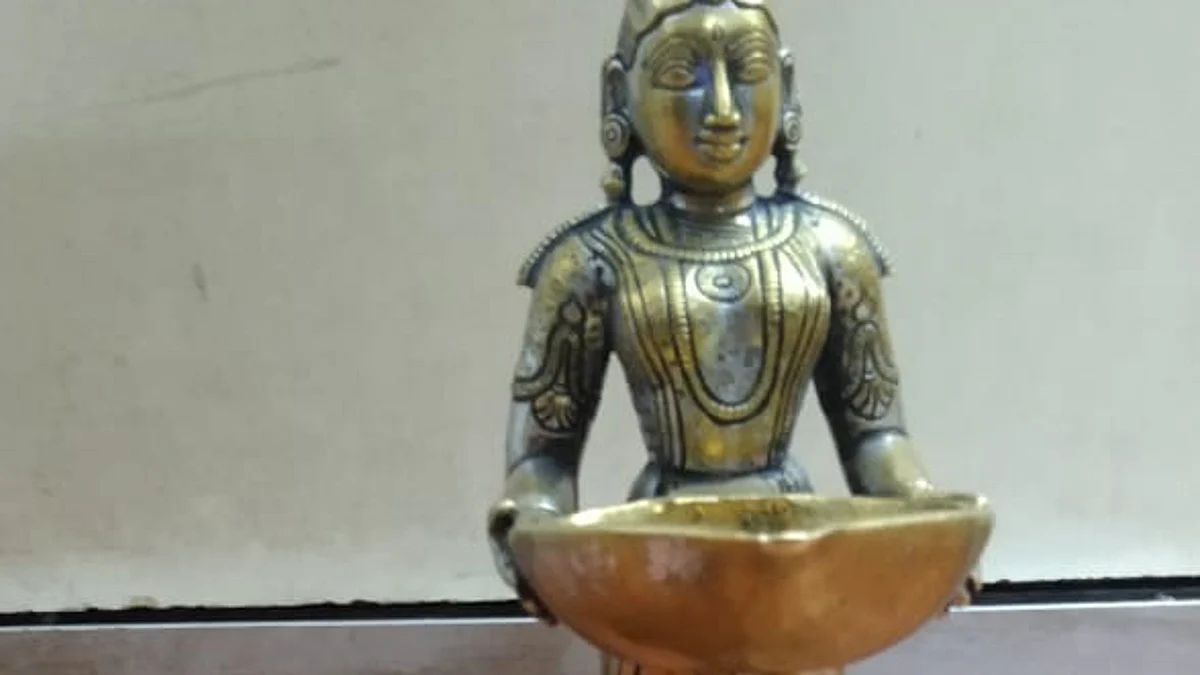2 ஐம்பொன் சிலைகளோடு பஸ்நிலையத்தில் குறட்டை விட்ட இருவர்: ஒருவரை கோட்டை விட்ட போலீஸார்