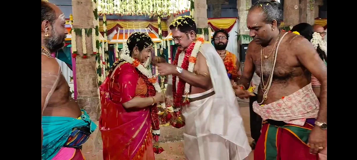 நீண்ட ஆயுள் வேண்டி திருக்கடையூர் கோயிலில் மனைவியுடன் டி.டி.வி.தினகரன் வழிபாடு!