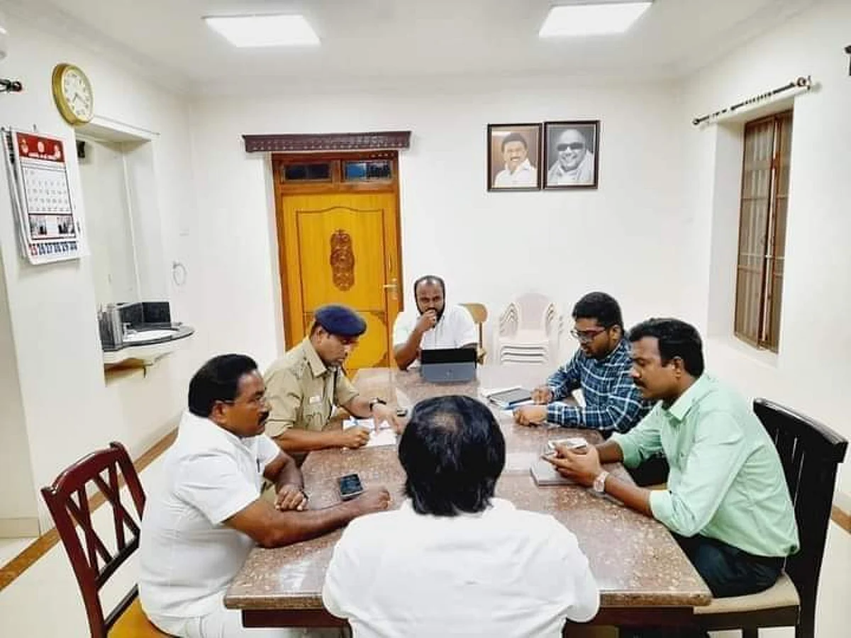 ஆலோசனைக் கூட்டத்தில் அமைச்சர் மகனுக்கு என்ன வேலை?