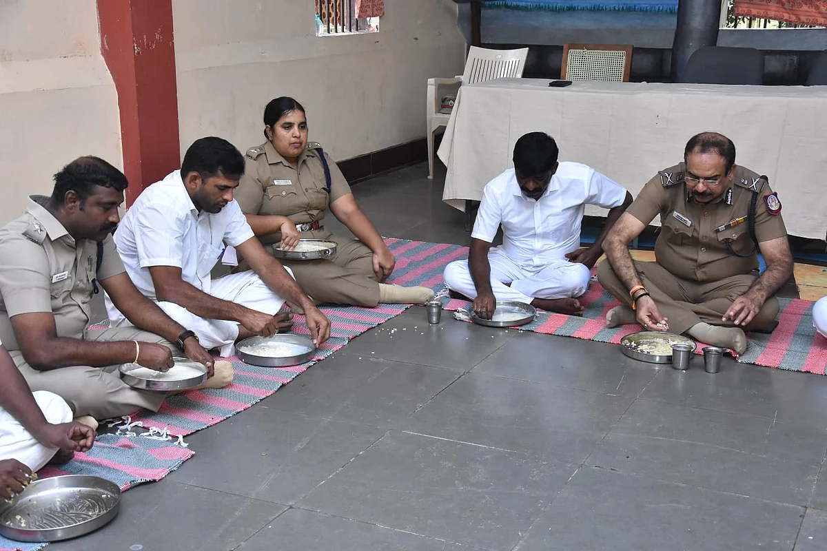 குறைகளைக் கேட்டதுடன் சிறைக்கைதிகளுடன் அமர்ந்து உணவருந்திய டிஜிபி