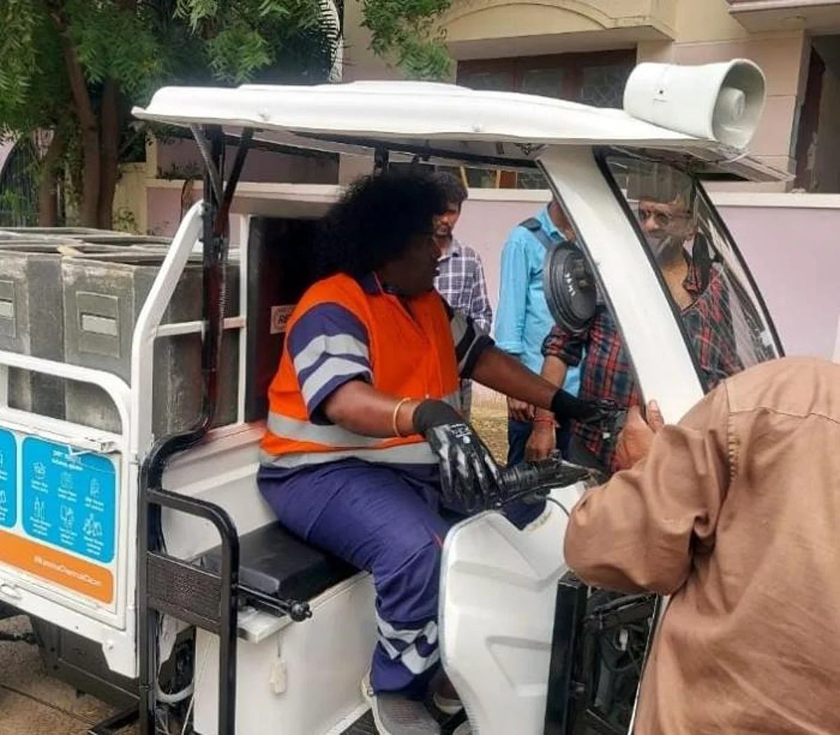 வீடு வீடாகச் சென்று குப்பைகளை சேகரித்த நடிகர் யோகி பாபு: காரணம் என்ன?