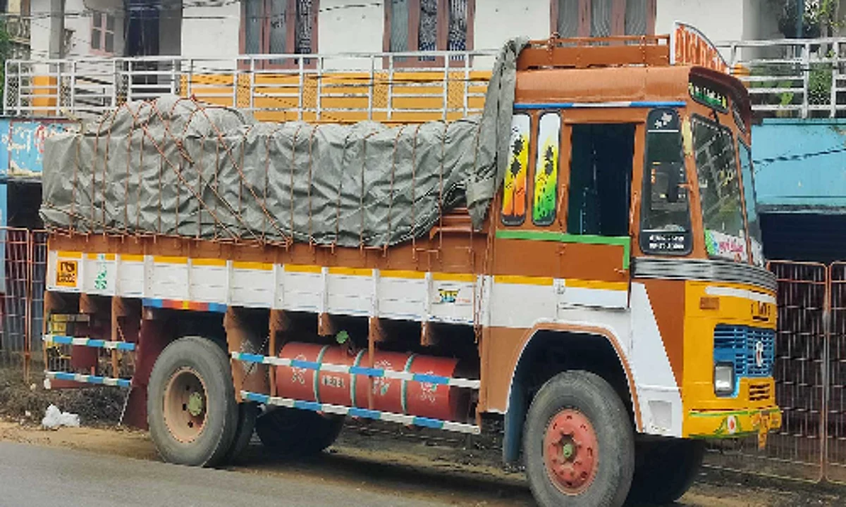 தடுத்து நிறுத்திய அதிகாரிகள்... நிற்காமல் சீறிப் பாய்ந்த லாரிகள்: மீட்கப்பட்டது 26 டன் ரேசன் அரிசி!