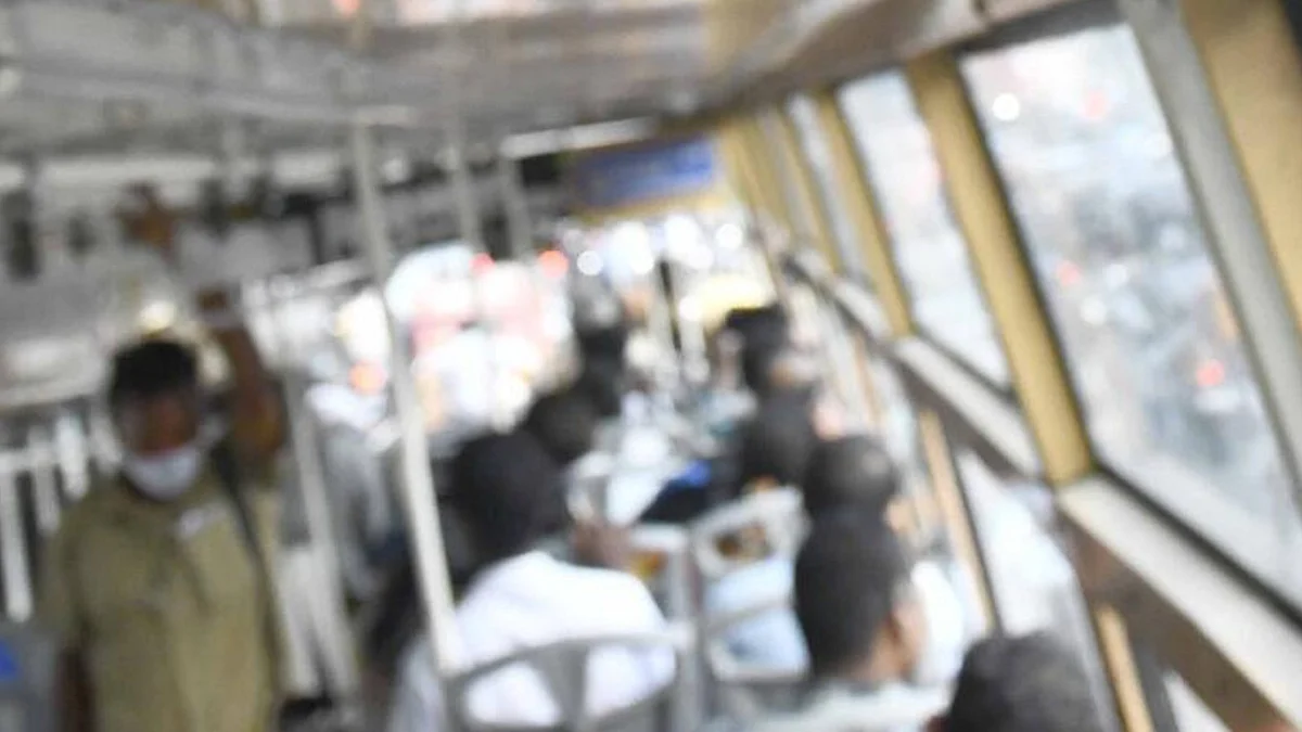 சில்லறையைச் சிதறவிட்டு ஒன்றரை லட்சத்தை திருடிய இளம்பெண்: ஓடும் பேருந்தில் நடந்த துணிகர செயல்
