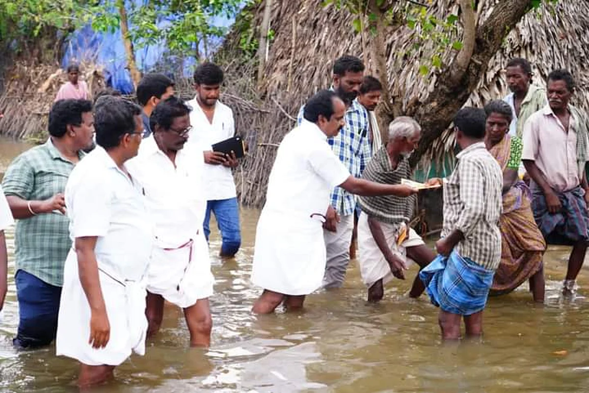 பைக், டிராக்டர், நீரில் நடந்து சென்று சீர்காழி மக்களுக்கு உதவி செய்யும் அமைச்சர் மெய்யநாதன்!