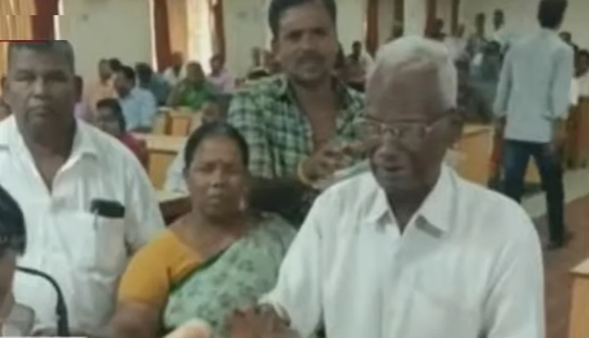 கடலூர் கலெக்டரிடம் கண்ணீர் விட்டு அழுத வயதான விவசாயி: காரணம் என்ன?