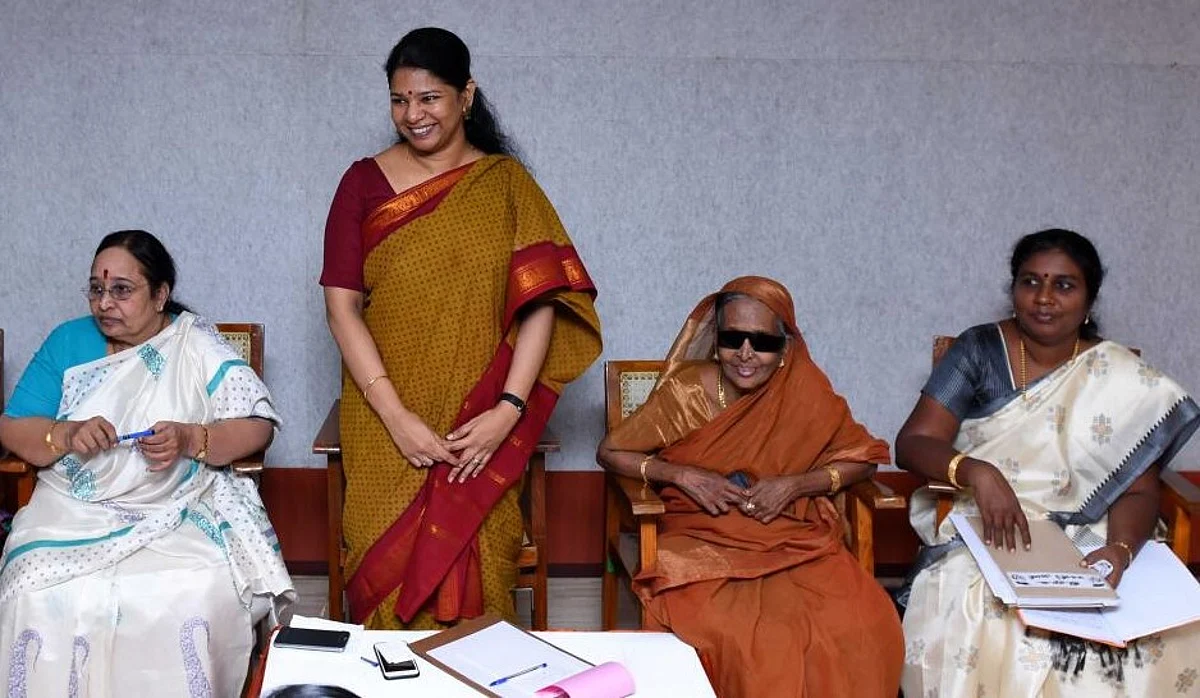 வலது ஓரத்தில் ஹெலன் டேவிட்சன்