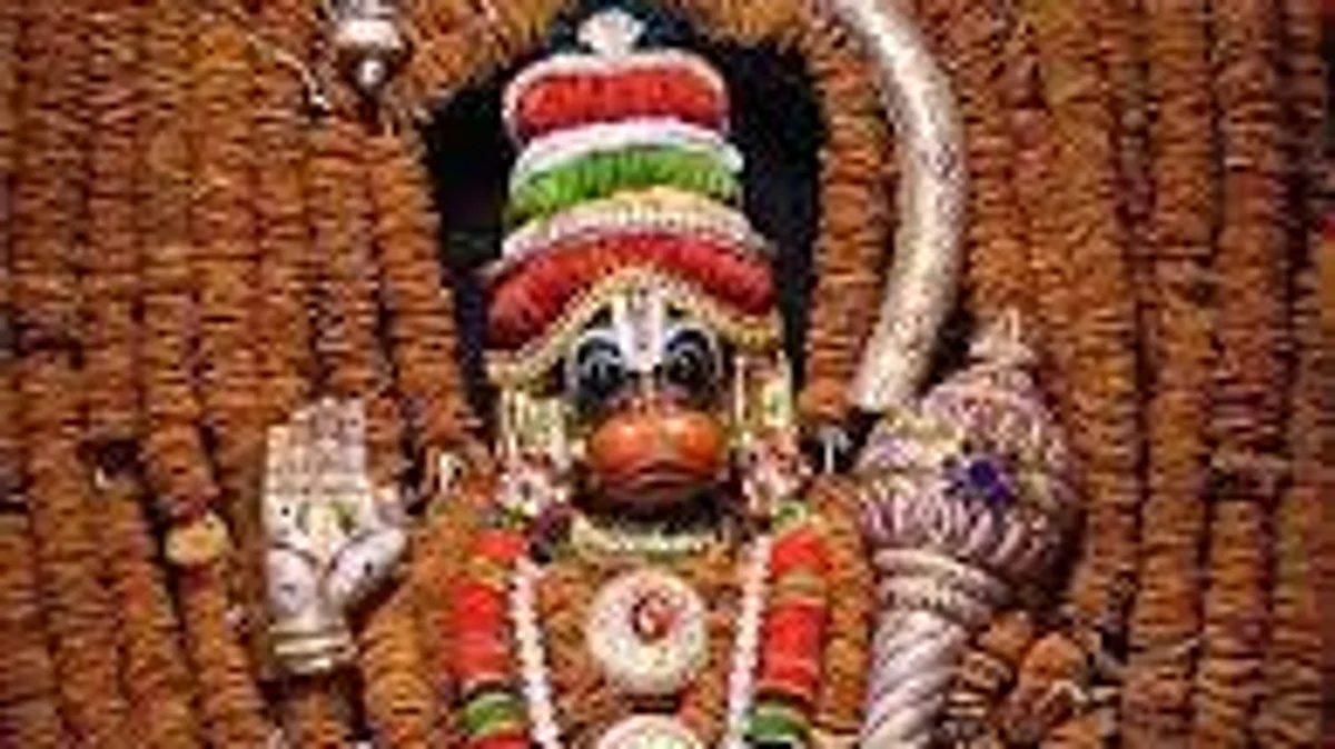 அனுமன் வாலுக்கு குங்கும அலங்காரம்; வடைமாலை சார்த்தினால் ராகு, சனி தோஷமெல்லாம் விலகும்!