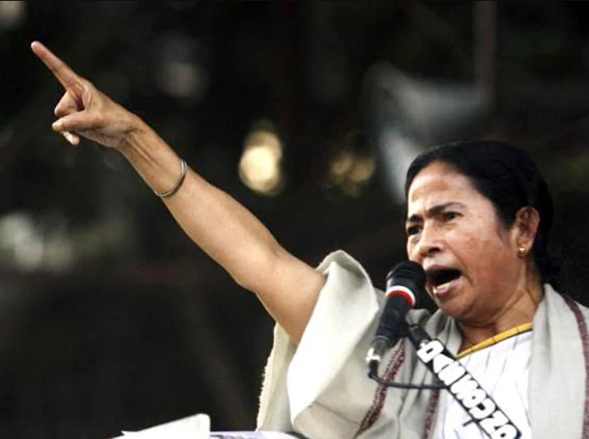 ‘உங்கள் காலில் விழுந்து கெஞ்ச வேண்டுமா?’: மோடியை விளாசும் மம்தா