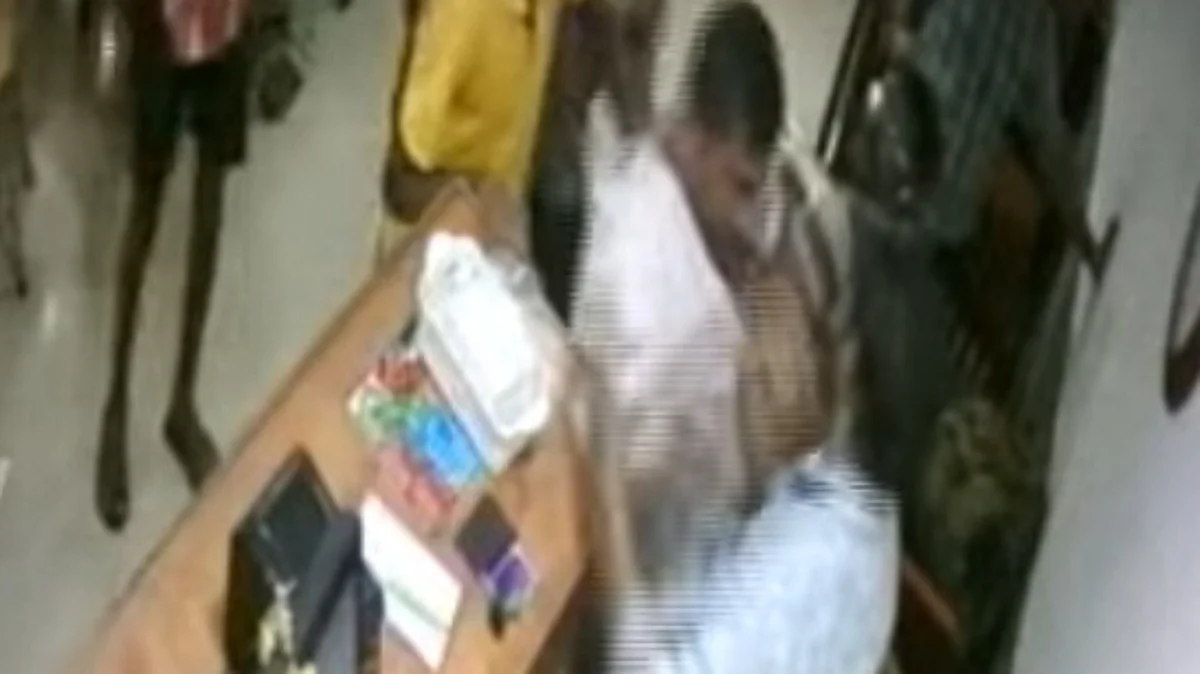 'எங்களுக்கே பில் கொடுக்கிறீயா?'; சர்வரை நையப்புடைத்த கும்பல்: சிசிடிவியால் சிக்கிய ஒருவர்