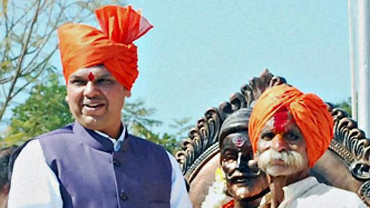 மகாராஷ்டிரத் துணை முதல்வர் தேவேந்திர ஃபட்னவீஸுடன் சம்பாஜி பிடே (வலது)