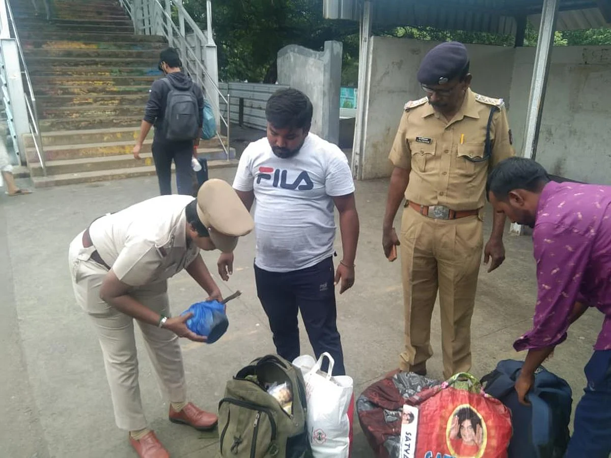 4 பேர் வெடிகுண்டுடன் பெரம்பூர் ரயில் நிலையத்தில் இருக்கிறார்கள்: ரயில்வே போலீஸை பதறவைத்த போன்கால்!