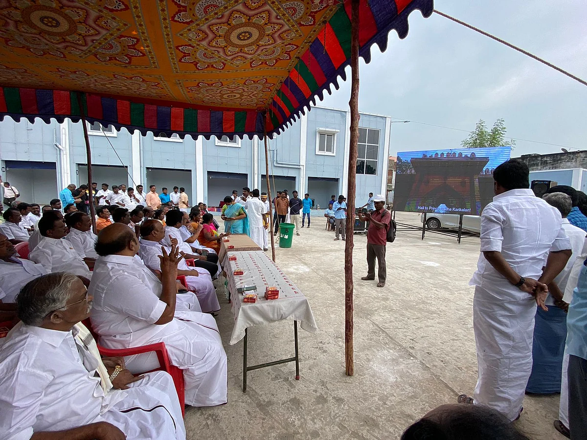அகன்ற திரையில் படம் பார்க்கும் எம்எல்ஏ உள்ளிட்டவர்கள்