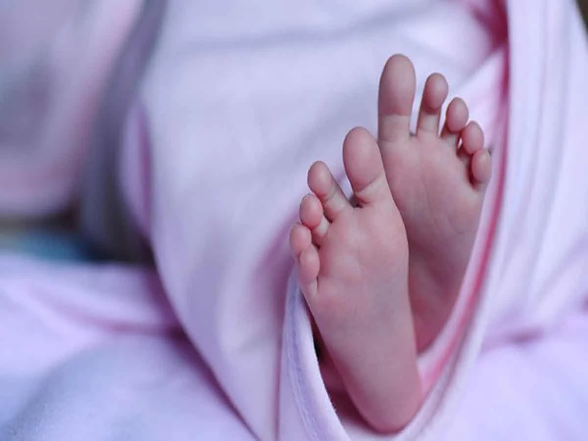 வெந்நீர் பாத்திரத்தில் விழுந்த குழந்தை; அலறியபடி ஓடோடி வந்த தாய்: விளையாடிய போது நடந்த விபரீதம்