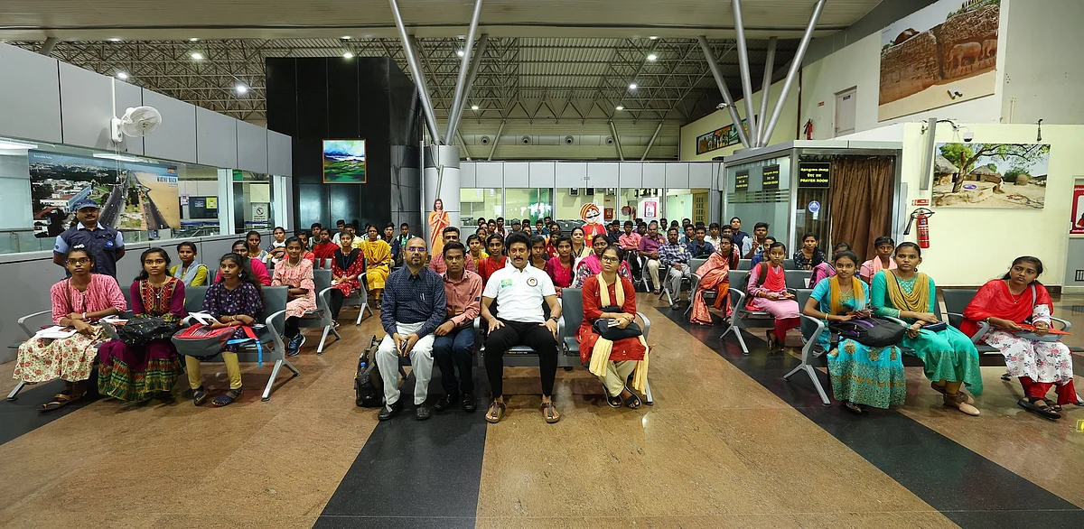 வெளிநாட்டுக்கு கல்வி சுற்றுலாச் சென்ற தமிழக அரசுப் பள்ளி மாணவர்கள்!