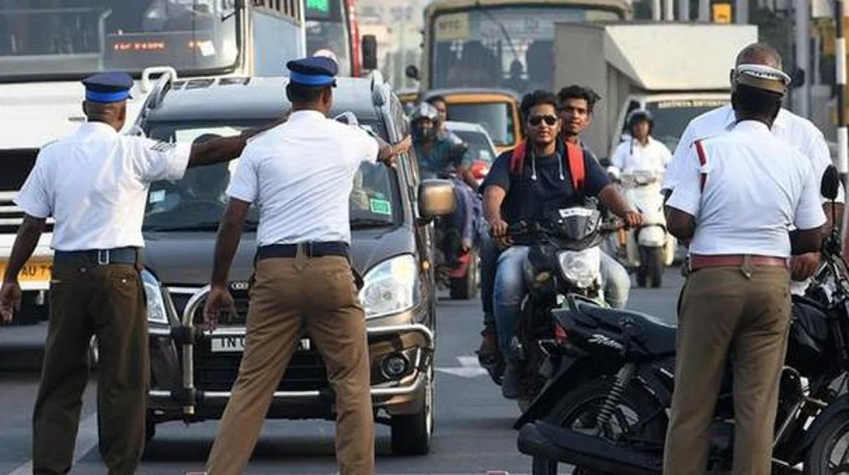 வாகனச்சோதனையில் எஸ்கேப்பான வாலிபர்: தவறவிட்ட பையில் இருந்த பொருட்களால் பதறிப்போன போலீஸார்