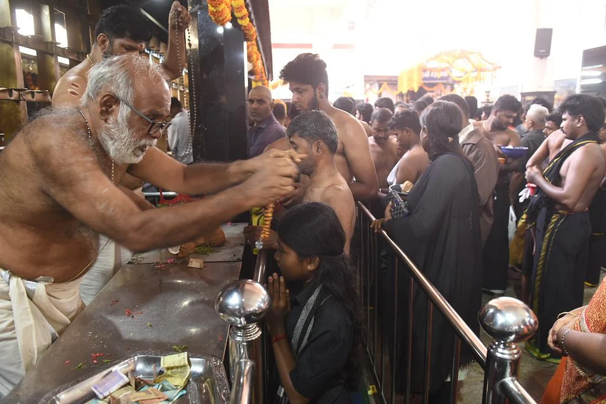 கார்த்திகையில் ஐயப்பனுக்கு விரதம் தொடங்கிய பக்தர்கள் (கோவை சித்தாபுதூர் ஐயப்பன் கோயில்)