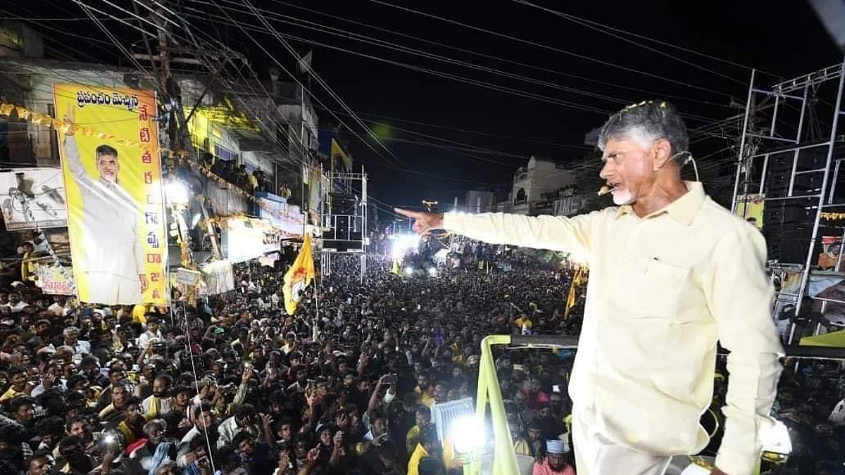 சந்திரபாபு நாயுடுவின் கார்மீது கல்வீசி தாக்குதல் - ஆந்திர அரசியலில் பரபரப்பு
