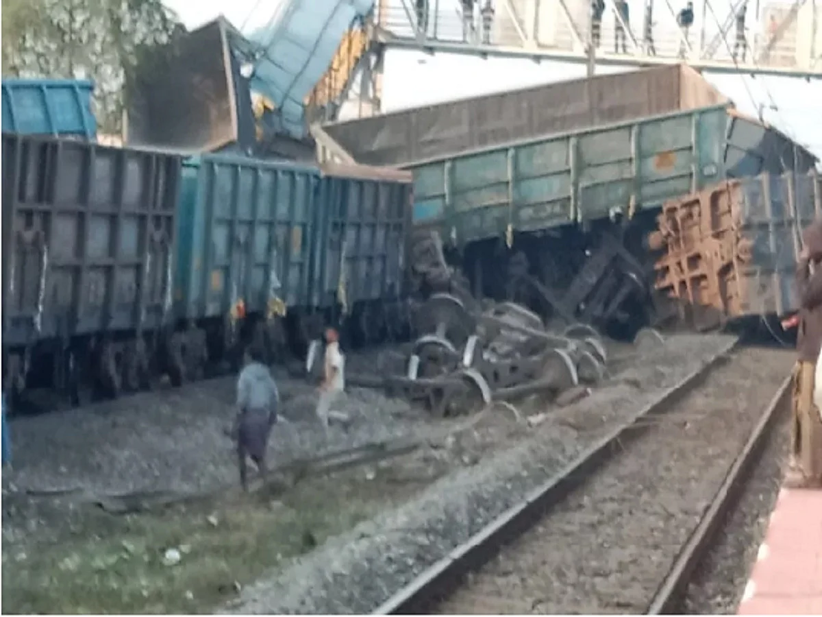 ரயிலுக்கு காத்திருந்த பயணிகள் மீது சரக்கு ரயில் மோதி கோர விபத்து: 3 பேர் உடல் நசுங்கி பலி