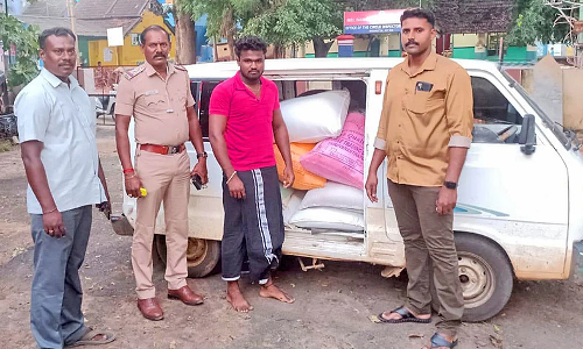 கடத்தல் மையமாகும் தென் மாவட்டங்கள்: செங்கோட்டையில் ஒரு டன் ரேசன் அரிசி பறிமுதல்