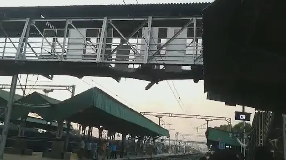 நடைபாதைப் பாலம் உடைந்து விழுந்தது: மகாராஷ்டிரத்தில் பயங்கர விபத்து