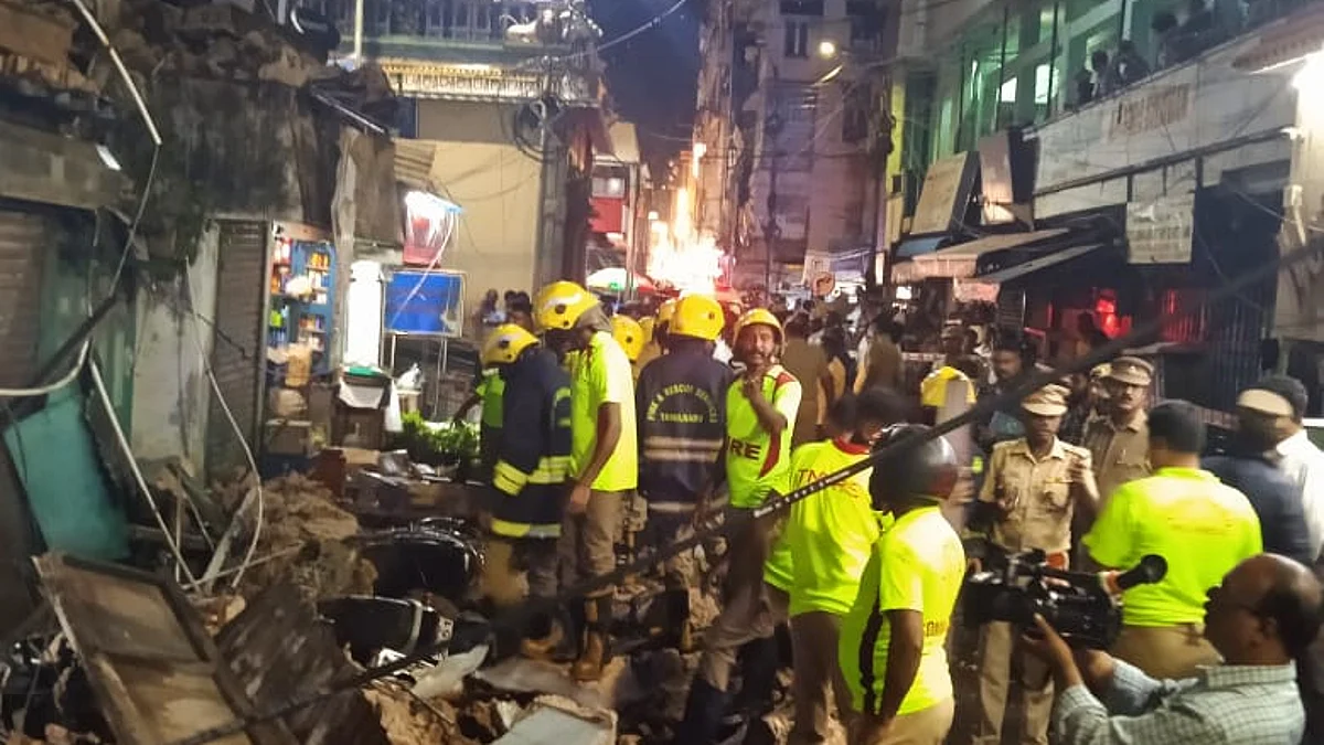 நூறாண்டு பழமையான வீடு இடிந்து மூதாட்டி பலி: 15-க்கும் மேற்பட்ட வாகனங்கள் சேதம்