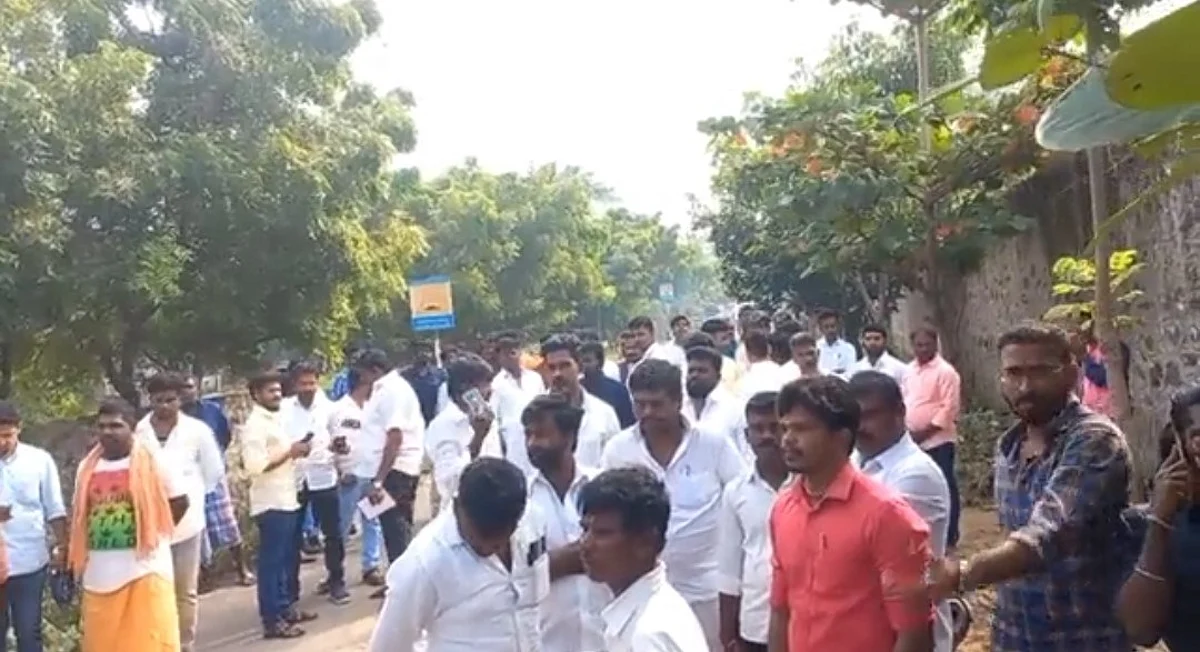 ‘வாரிசு’ பட ரிலீஸ்... ரஜினி பாணியில் ரசிகர்களை சந்திக்கும் விஜய்: சென்னை பனையூரில் பரபரப்பு!