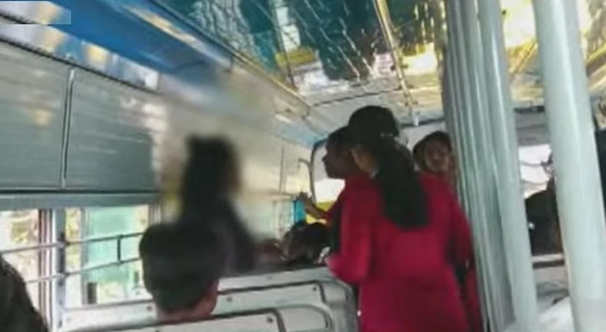 கல்லூரிப் பேருந்தில் மோதிக்கொண்ட ஆசிரியை- மாணவி: வெளியான அதிர்ச்சி வீடியோ
