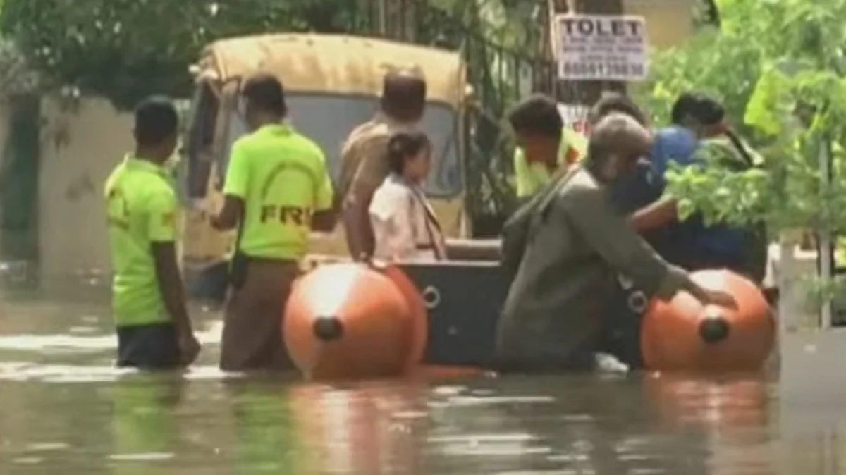 கனமழையால் தனித்தீவான முகலிவாக்கம்: நீரில் சிக்கிய மக்கள் படகுகள் மூலம் மீட்பு