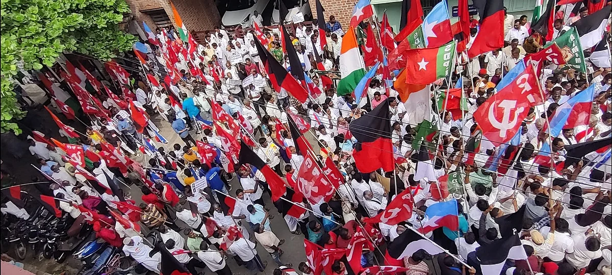 10% இடஒதுக்கீட்டை அமல்படுத்தக்கூடாது; புதுச்சேரி தலைமைச் செயலகம் முற்றுகை: நூற்றுக்கணக்கானோர் கைது!