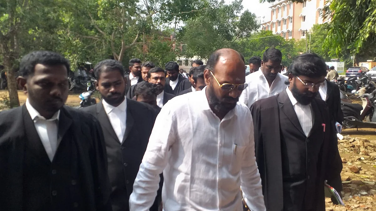 நீதிமன்றத்துக்கு வரும் ரவுடிகள்