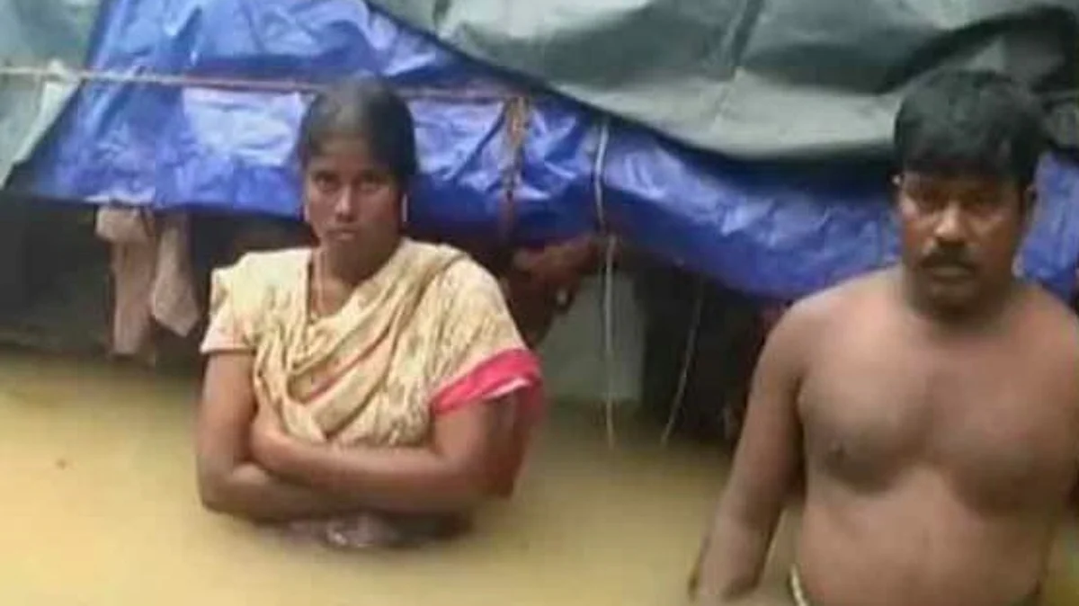 மார்பளவு தண்ணீரில் பொதுமக்கள்.