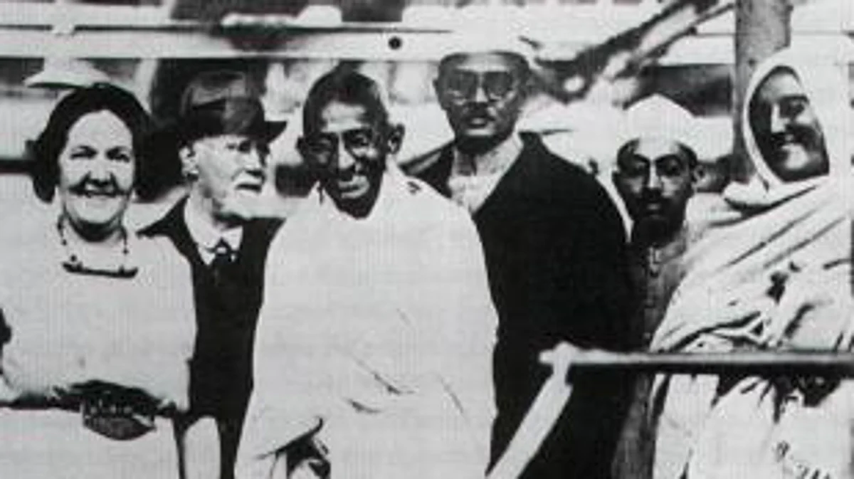 காந்தியுடன் மீரா பென் (வலது ஓரம்)