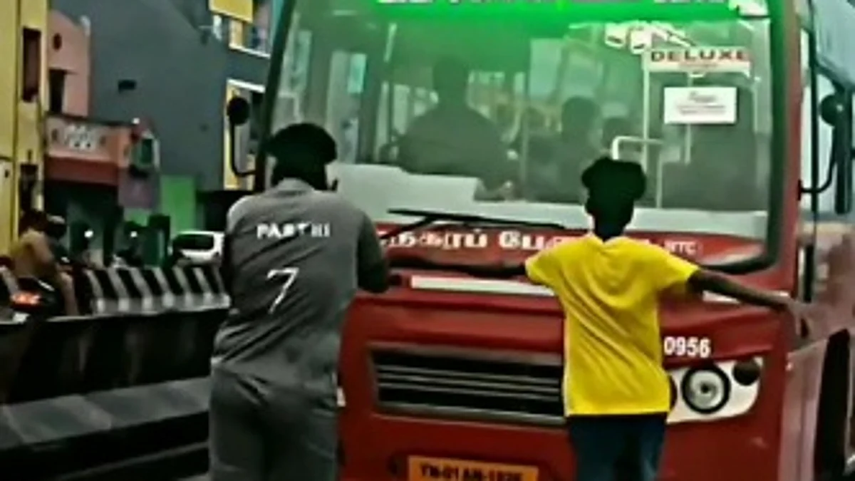 ஓடும் பேருந்தை நிறுத்தி இளைஞர்கள் குத்தாட்டம்: அதிர்ச்சி கிளப்பும் வைரல் வீடியோ